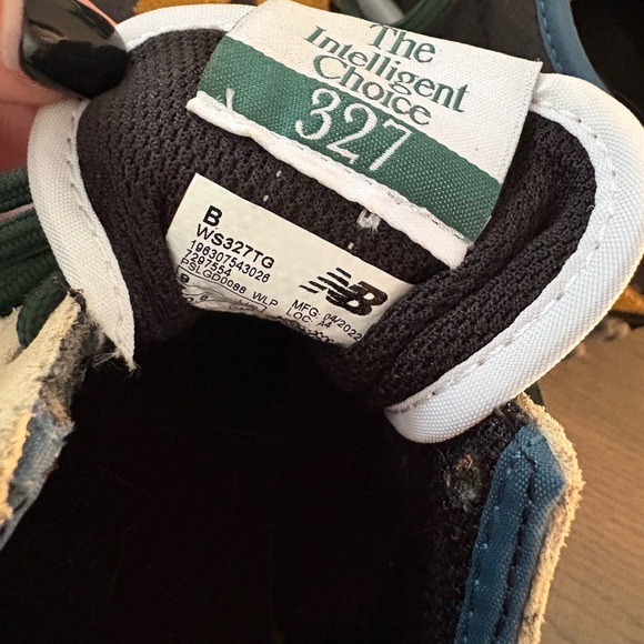 New Balance 327 - Picture 4 of 4